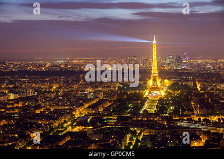 Sera vista su Parigi e la Torre Eiffel. Foto Stock