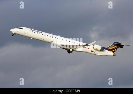 Eurowings Canadair CRJ-900LR il decollo dall'aeroporto di Dusseldorf. Foto Stock