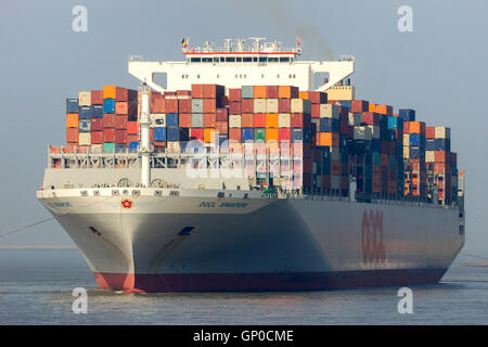 Nave portacontainer OOCL Singapore lasciando un terminale per container nel porto di Anversa. Foto Stock