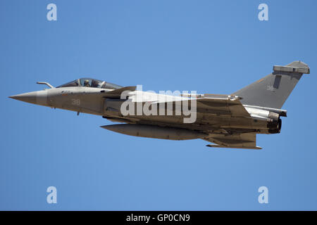 Marina francese Dassault Rafale fighter jet volo su un cielo blu Foto Stock