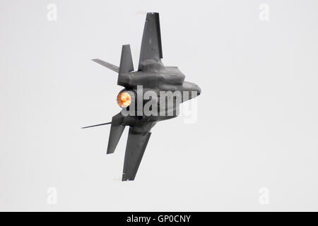 F-35 Lightning II volo su di esso il debutto europeo presso il Royal Netherlands Air Force giorni in Leeuwarden Foto Stock