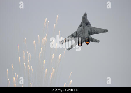 Slovak Air Force MiG-29 fulcro di sparare razzi di segnalazione Foto Stock