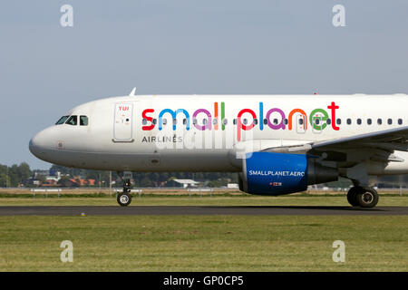 Small Planet Airlines Airbus A320 il decollo dall'aeroporto Schiphol di Amsterdam Foto Stock