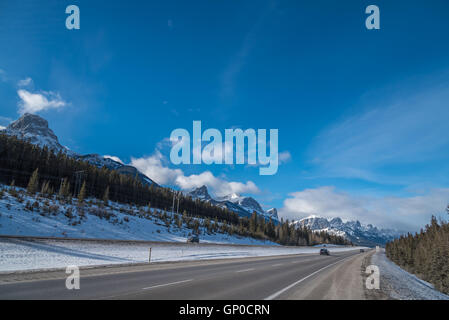 Lungo la Trans Canada Highway da montagne rocciose, Alberta, Canada Foto Stock