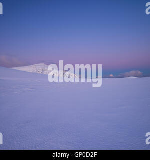 In inverno il paesaggio di montagna all'alba, Moskenesøy, Isole Lofoten in Norvegia Foto Stock