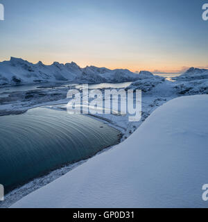 Inverno vista sulla spiaggia Ytresand, Moskenesøy, Isole Lofoten in Norvegia Foto Stock