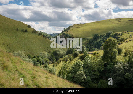 Splendida vista della valle di Colomba compresi corvi Tor Milldale vicino al parco nazionale di Peak District, Inghilterra. Foto Stock