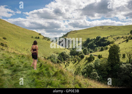 Una madre e figlio di ammirare una vista della Colomba Valley vicino a Milldale nel parco nazionale di Peak District. Foto Stock
