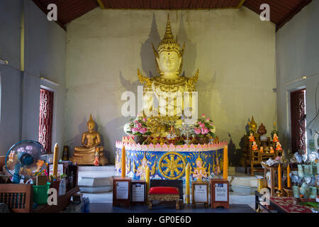 LAMPANG, Thailandia - Luglio 19, 2016: Wat Doi Wang Hua Temple.fosforescente immagine del Buddha nella provincia di Lampang, Thailandia. Foto Stock