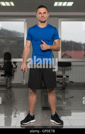 Bello Personal Trainer con il cronometro in un centro fitness Palestra  forte permanente Foto stock - Alamy