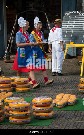 Le donne in abito tradizionale e zoccoli al formaggio Edam mercato, Paesi Bassi Foto Stock