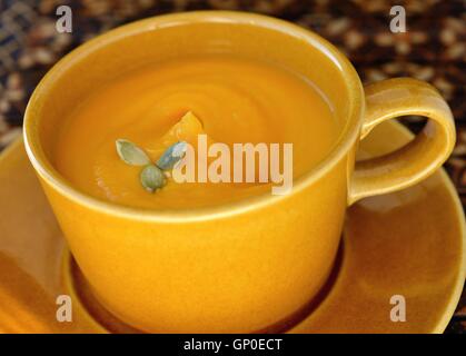 Purea di zucca in una ciotola di colore giallo. Foto Stock