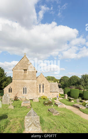 La chiesa di San Pietro nel villaggio Costwold di Duntisbourne Abbots, Gloucestershire, England, Regno Unito Foto Stock