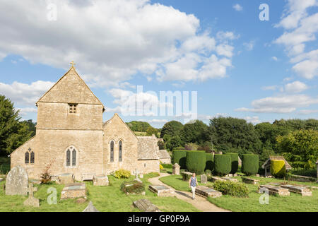 La chiesa di San Pietro nel villaggio Costwold di Duntisbourne Abbots, Gloucestershire, England, Regno Unito Foto Stock