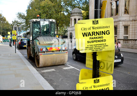 Londra, Inghilterra, Regno Unito. Parcheggio segno sospeso in Westminster Foto Stock