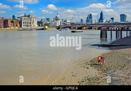 Londra, Inghilterra, Regno Unito. Il fiume Tamigi con la bassa marea - la gente sulla spiaggia Foto Stock