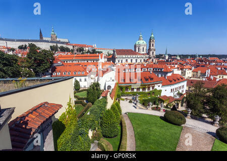 Giardini di Praga, Vrtba garden, Lesser Town, il Castello di Praga e la chiesa di San Nicola, Repubblica Ceca Foto Stock