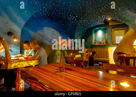 Interno ristorante vegetariano Cista Hlava (Testa chiara), la Città Vecchia di Praga, Repubblica Ceca Foto Stock