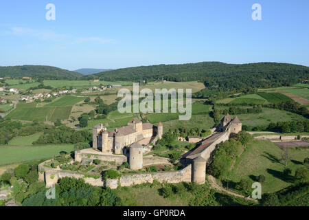 VISTA AEREA. Castello di Berzé. Berzé-le-Châtel, Saône e Loira, Borgogna, Francia. Foto Stock