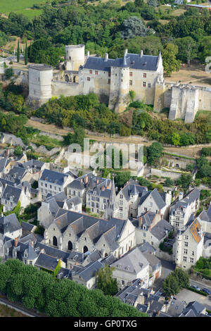 VISTA AEREA. Fortezza reale di Chinon che domina il borgo medievale dello stesso nome. Indre-et-Loire, Centre-Val de Loire, Francia. Foto Stock