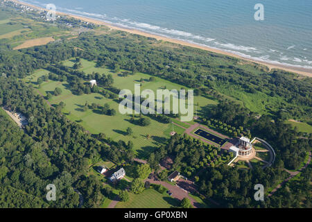 VISTA AEREA. Cimitero e memoriale americano in Normandia con vista sulla spiaggia di Omaha. Colleville-sur-Mer, Calvados, Normandie, Francia. Foto Stock