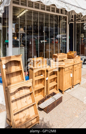 Bric a brac sul display esterno degli antichi e i negozi di seconda mano a Tenterden, Kent, Regno Unito Foto Stock