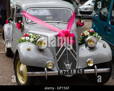 Vecchia Citroen Avant trazione decorato per un matrimonio in Francia. Foto Stock