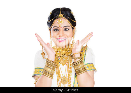 1 Bella Sposa adulti Malayalee donna Diwali offrono la faccia sorpresa di espressione Foto Stock