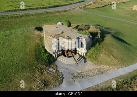 VISTA AEREA. La messa in campo di armi corazzate con il suo cannone del 150mm alla batteria di artiglieria tedesca di Longues-sur-Mer. Calvados, Normandie, Francia. Foto Stock