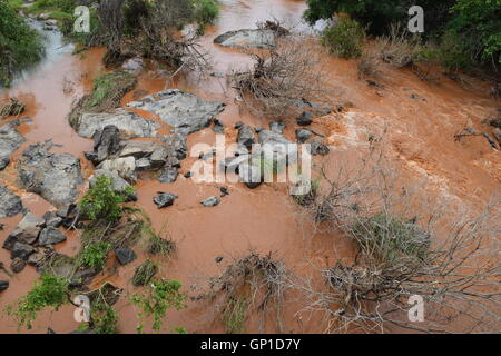 Fiume floody con rosso fortemente alluvionali che scorre a Dak Lak, Vietnam Foto Stock