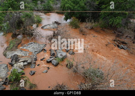 Fiume floody con rosso fortemente alluvionali che scorre a Dak Lak, Vietnam Foto Stock