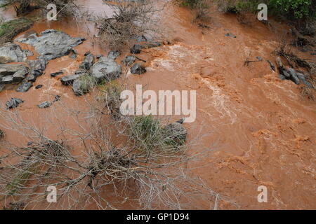 Fiume floody con rosso fortemente alluvionali che scorre a Dak Lak, Vietnam Foto Stock