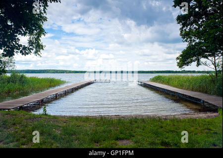 Due ponti in legno su dominicke lago vicino boszkowo Foto Stock