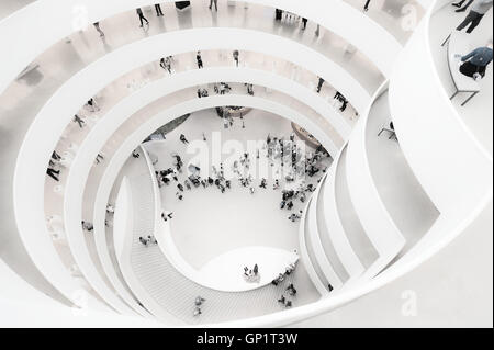 Guggenheim Museum di New York, guardando verso il basso Foto Stock