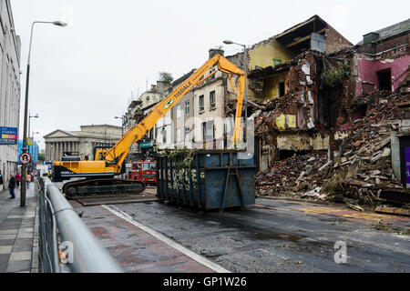 La demolizione del Cinema Futurista, una in stile georgiano edificio in Lime Street, Liverpool. Foto Stock