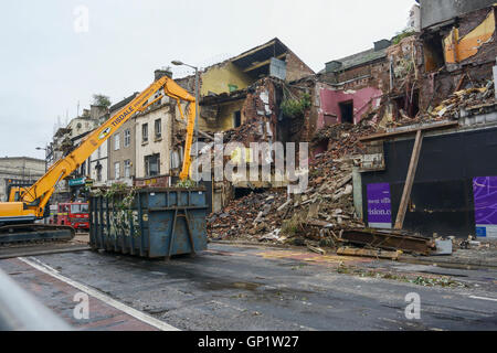 La demolizione del Cinema Futurista, una in stile georgiano edificio in Lime Street, Liverpool. Foto Stock