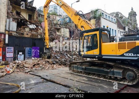 La demolizione del Cinema Futurista, una in stile georgiano edificio in Lime Street, Liverpool. Foto Stock