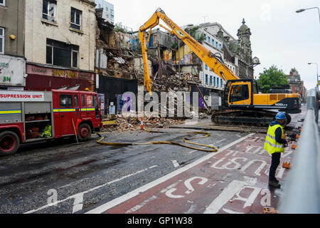 La demolizione del Cinema Futurista, una in stile georgiano edificio in Lime Street, Liverpool. Foto Stock