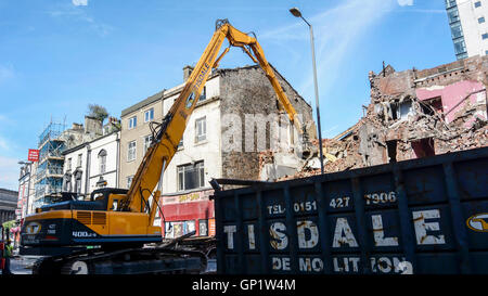 La demolizione del Cinema Futurista, una in stile georgiano edificio in Lime Street, Liverpool. Foto Stock