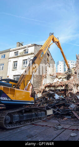 La demolizione del Cinema Futurista, una in stile georgiano edificio in Lime Street, Liverpool. Foto Stock