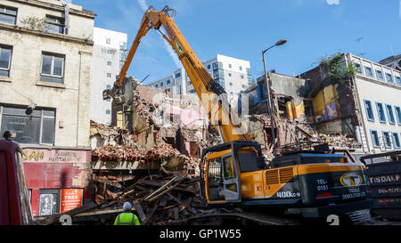 La demolizione del Cinema Futurista, una in stile georgiano edificio in Lime Street, Liverpool. Foto Stock