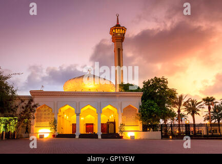 Vista notturna Gran Moschea di Al Bastakiya district di Dubai, Emirati arabi uniti Foto Stock