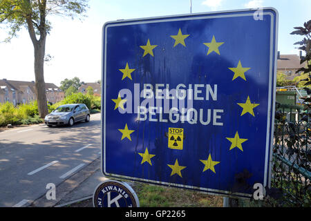 Cartello bilingue presso la frontiera aperta fra Aquisgrana (Germania) e la posizione Kelmis (Belgio), comunità di lingua tedesca in Belgio. Foto Stock