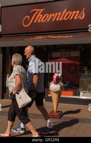 Thornton, Gelato Punk a vapore donna abito Vittoriano Cornet gelato ai clienti i bambini godono di gelato Foto Stock