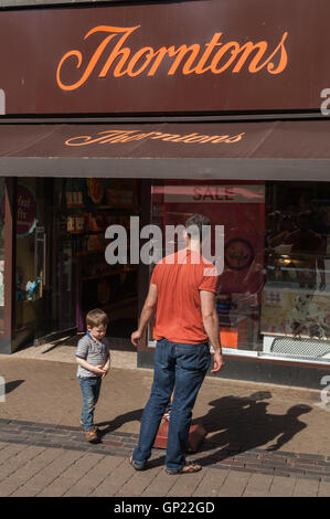 Thornton, Gelato Punk a vapore donna abito Vittoriano Cornet gelato ai clienti i bambini godono di gelato Foto Stock