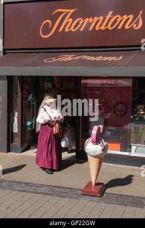 Thornton, Gelato Punk a vapore donna abito Vittoriano Cornet gelato ai clienti i bambini godono di gelato Foto Stock