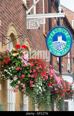 Nei cestini appesi di fiori sul municipio anteriore nella città di Pershore, Worcestershire, Regno Unito Foto Stock