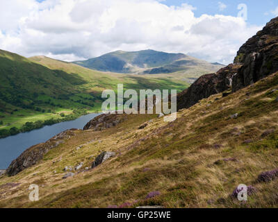 Vista dell'aspetto occidentale di Snowdon, sollevandosi al di sopra di Llyn Cwellyn. Visto dalle piste di Mynydd Mawr Foto Stock