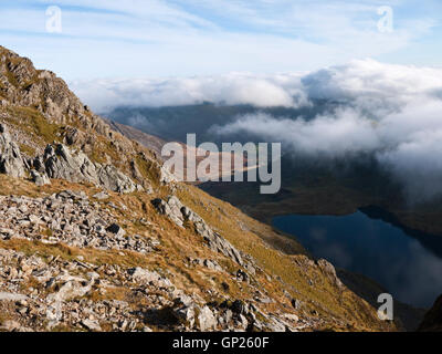 Il Cloud si basa su Llyn Cau in Cwm Cau su Cadair Idris, Parco Nazionale di Snowdonia Foto Stock
