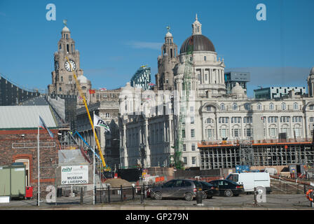 Vista dall'Albert Dock, Liverpool. Liverbird edificio. Foto Stock